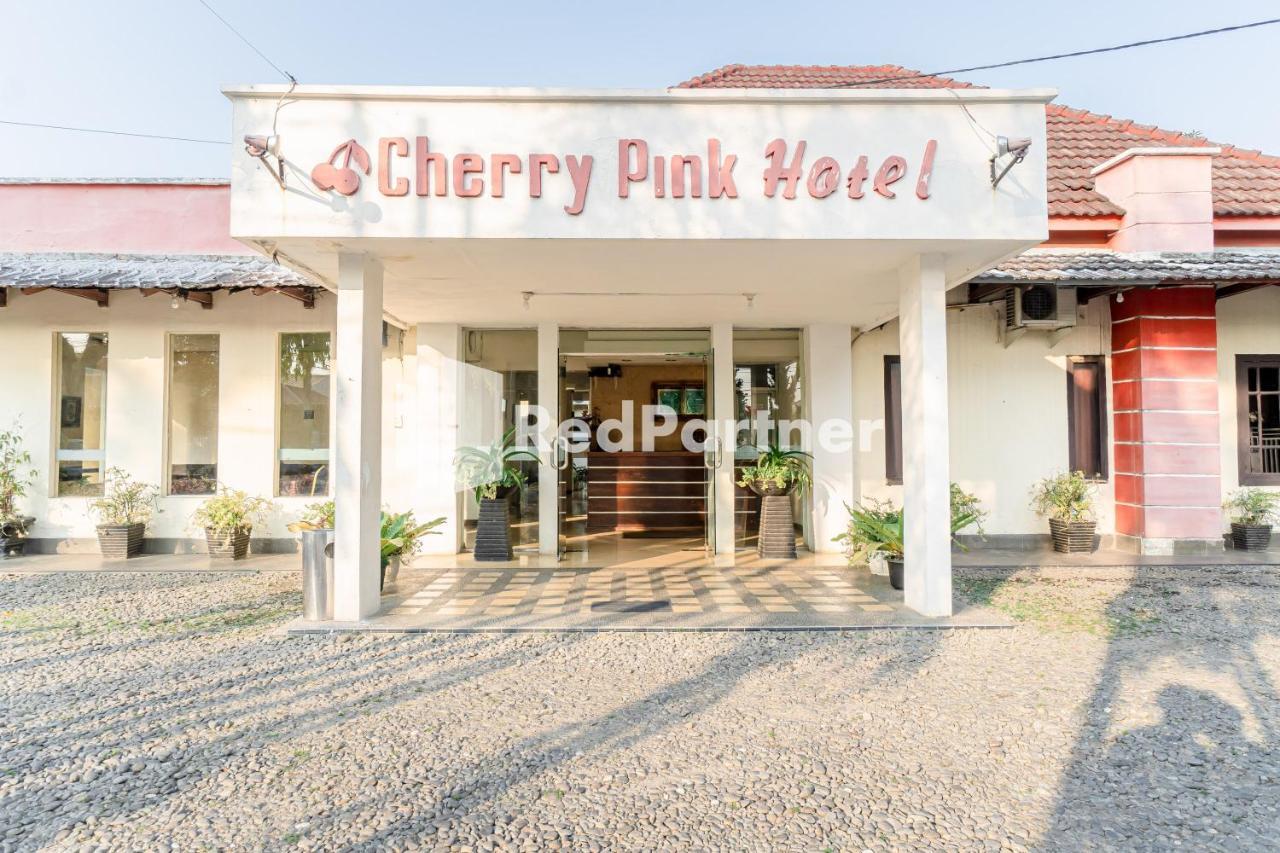 Cherry Pink Hotel Medan Mitra Reddoorz Экстерьер фото
