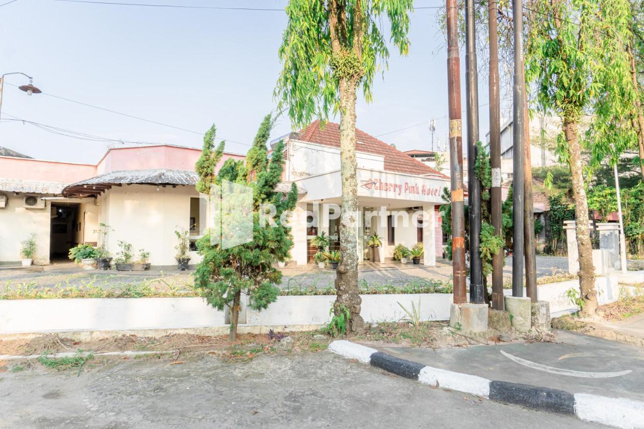 Cherry Pink Hotel Medan Mitra Reddoorz Экстерьер фото